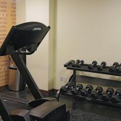 Отель La Quinta Inn & Suites Oshawa фитнесс-зал фото 4