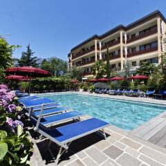 Отель Zea Curtis Garden Residence Меран бассейн фото 2