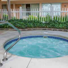Отель Quality Inn Huntingburg бассейн фото 2