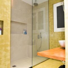 Отель Brand-new Modern Flat in Central Athens ванная фото 2