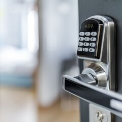 Отель UNIC Apartments Dominikanska Польша, Познань - отзывы, цены и фото номеров - забронировать отель UNIC Apartments Dominikanska онлайн сейф в номере