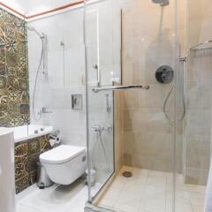 Гостиница QonaQ Hotel Казахстан, Нур-Султан - отзывы, цены и фото номеров - забронировать гостиницу QonaQ Hotel онлайн ванная