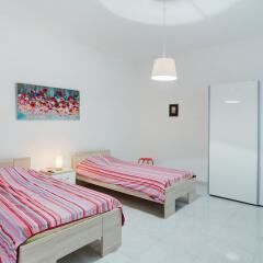 Отель Seafront Apartment in Sliema wt Breathtaking Views Мальта, Слима - отзывы, цены и фото номеров - забронировать отель Seafront Apartment in Sliema wt Breathtaking Views онлайн комната для гостей фото 3