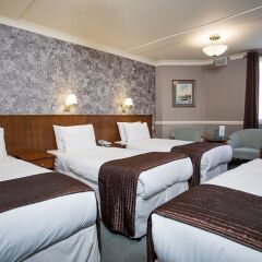 The Clarendon Hotel сейф в номере