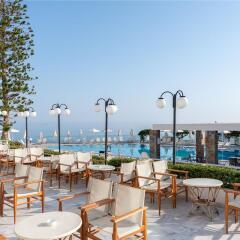 Maritimo Beach Hotel бассейн