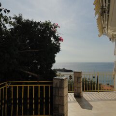 Отель Sun Rose Apartments Черногория, Свети-Стефан - отзывы, цены и фото номеров - забронировать отель Sun Rose Apartments онлайн пляж