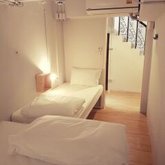 Liveitup Chitlom Hostel Бангкок сейф в номере