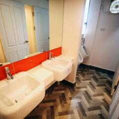 The Campus Hostel Thonglor Бангкок ванная фото 2