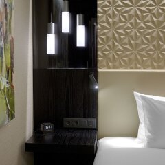 Отель Hilton Tallinn Park Таллин сейф в номере