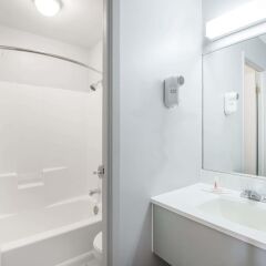 Отель Howard Johnson by Wyndham Quebec City Канада, Квебек - отзывы, цены и фото номеров - забронировать отель Howard Johnson by Wyndham Quebec City онлайн ванная