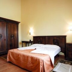 Отель Agriturismo Tenuta Regina Прамаджоре сейф в номере