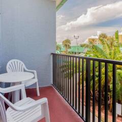 Отель Comfort Inn and Suites Resort Cocoa Beach США, Какао-Бич - отзывы, цены и фото номеров - забронировать отель Comfort Inn and Suites Resort Cocoa Beach онлайн балкон