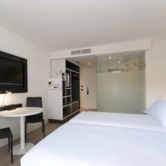 Отель INNSIDE by Meliá Palma Bosque сейф в номере