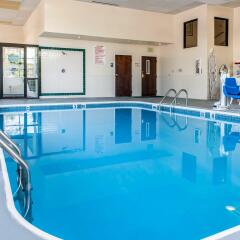 Отель Clarion Inn & Suites Northwest бассейн фото 2