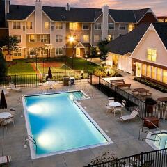 Отель Residence Inn Columbus Easton бассейн