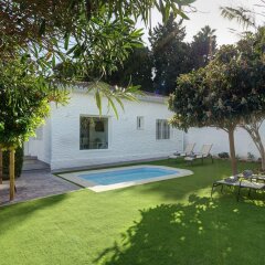Отель Villas By Seric,15' walking to the beach Торремолинос приотельная территория