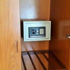 Sea Falcon Hotel сейф в номере