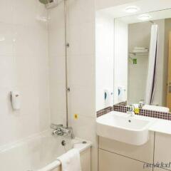 Отель Premier Inn Manchester Airport Runger Lane South ванная