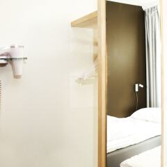 Отель Slottsskogens Vandrarhem & Hotell сейф в номере