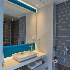 Отель Holiday Inn Express Amsterdam - City Hall Нидерланды, Амстердам - 2 отзыва об отеле, цены и фото номеров - забронировать отель Holiday Inn Express Amsterdam - City Hall онлайн ванная фото 2