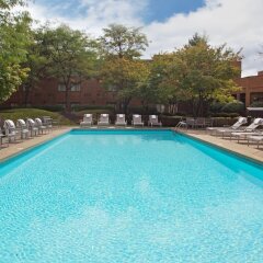 Отель Crowne Plaza Columbus North- Worthington США, Колумбус - отзывы, цены и фото номеров - забронировать отель Crowne Plaza Columbus North- Worthington онлайн бассейн фото 2