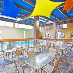 Отель Holiday Inn Niagara Falls Scenic Downtown США, Ниагара-Фолс - отзывы, цены и фото номеров - забронировать отель Holiday Inn Niagara Falls Scenic Downtown онлайн бассейн фото 2