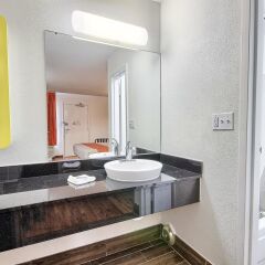 Отель Motel 6 Columbus West Колумбус ванная фото 2