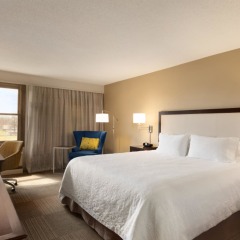 Отель Hampton Inn & Suites Springdale комната для гостей