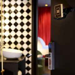 Axel Hotel Madrid - Adults Only сейф в номере
