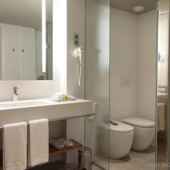 Отель Crowne Plaza Barcelona - Fira Center Испания, Барселона - 3 отзыва об отеле, цены и фото номеров - забронировать отель Crowne Plaza Barcelona - Fira Center онлайн ванная