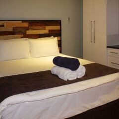 Апартаменты Greystone Apartments 01 комната для гостей