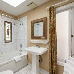 Отель English Bay Inn Bed and Breakfast Канада, Ванкувер - отзывы, цены и фото номеров - забронировать отель English Bay Inn Bed and Breakfast онлайн ванная