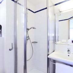 Отель Kyriad Paris Bercy Village Франция, Париж - 6 отзывов об отеле, цены и фото номеров - забронировать отель Kyriad Paris Bercy Village онлайн ванная фото 2