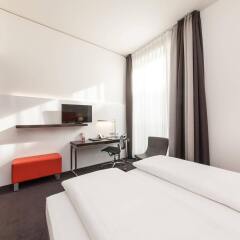 Select Hotel Berlin The Wall сейф в номере