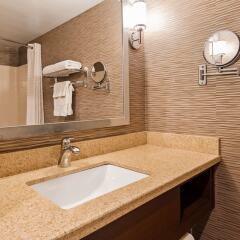 Отель Best Western Plus Rama Inn & Suites ванная фото 2