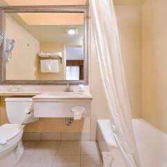 Отель Best Western Hollywood Plaza Inn США, Лос-Анджелес - отзывы, цены и фото номеров - забронировать отель Best Western Hollywood Plaza Inn онлайн ванная фото 2