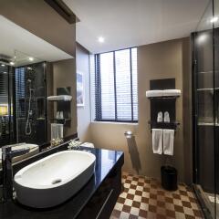 Отель The Continent Bangkok by Compass Hospitality ванная