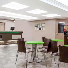 Отель Super 8 by Wyndham Saskatoon Near Saskatoon Airport гостиничный бар