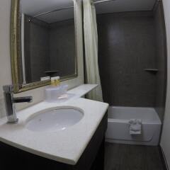 Отель Motel 6 Elizabeth - Newark Liberty Intl Airport США, Элизабет - отзывы, цены и фото номеров - забронировать отель Motel 6 Elizabeth - Newark Liberty Intl Airport онлайн ванная