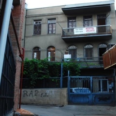 Отель Old Town Hostel Грузия, Тбилиси - отзывы, цены и фото номеров - забронировать отель Old Town Hostel онлайн вид на фасад фото 2