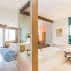 Отель Renaissance Phuket Resort & Spa ванная