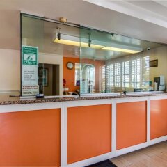 Отель Motel 6 Van Nuys Лос-Анджелес интерьер отеля фото 3