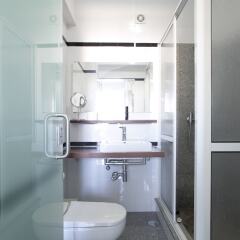 Отель At Ease Inn ванная