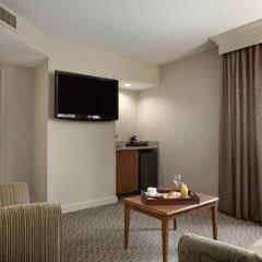 Отель Hilton New York JFK Airport США, Нью-Йорк - отзывы, цены и фото номеров - забронировать отель Hilton New York JFK Airport онлайн удобства в номере фото 2