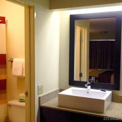 Отель Red Roof Inn & Suites Columbus - W. Broad США, Колумбус - отзывы, цены и фото номеров - забронировать отель Red Roof Inn & Suites Columbus - W. Broad онлайн ванная фото 2