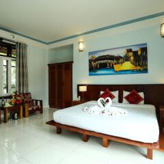 Отель Hoi An Holiday Villa сейф в номере