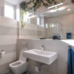 Отель FM Luxury 1-BDR Apartment - Sofia Dream Jungle Болгария, София - отзывы, цены и фото номеров - забронировать отель FM Luxury 1-BDR Apartment - Sofia Dream Jungle онлайн ванная фото 2