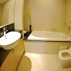 Апартаменты Montara Serviced Apartment Thonglor 25 Бангкок ванная