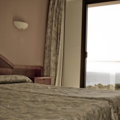 Hotel Na Taconera сейф в номере