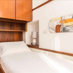 Отель Living Milan - Fiori Chiari 26 комната для гостей